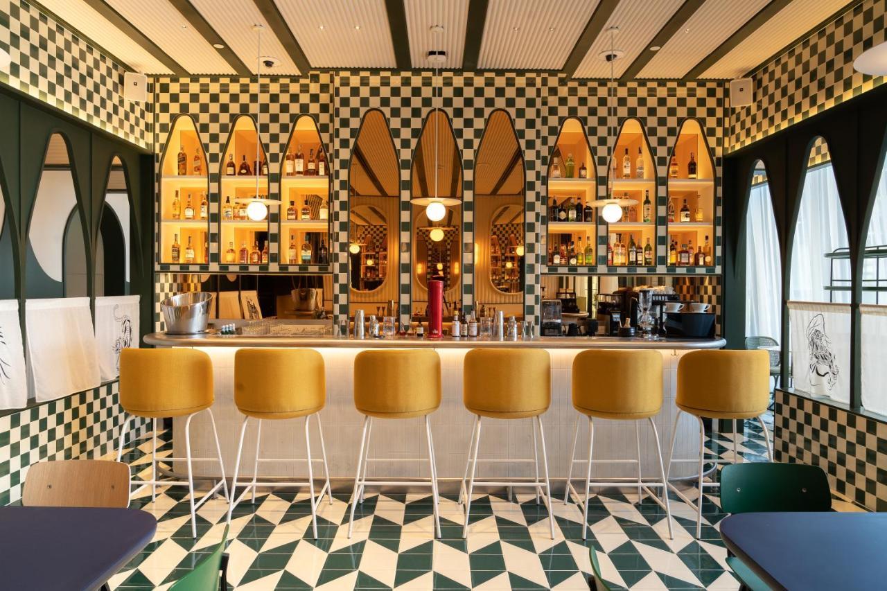 The Standard, Bangkok Mahanakhon מראה חיצוני תמונה The bar at the restaurant