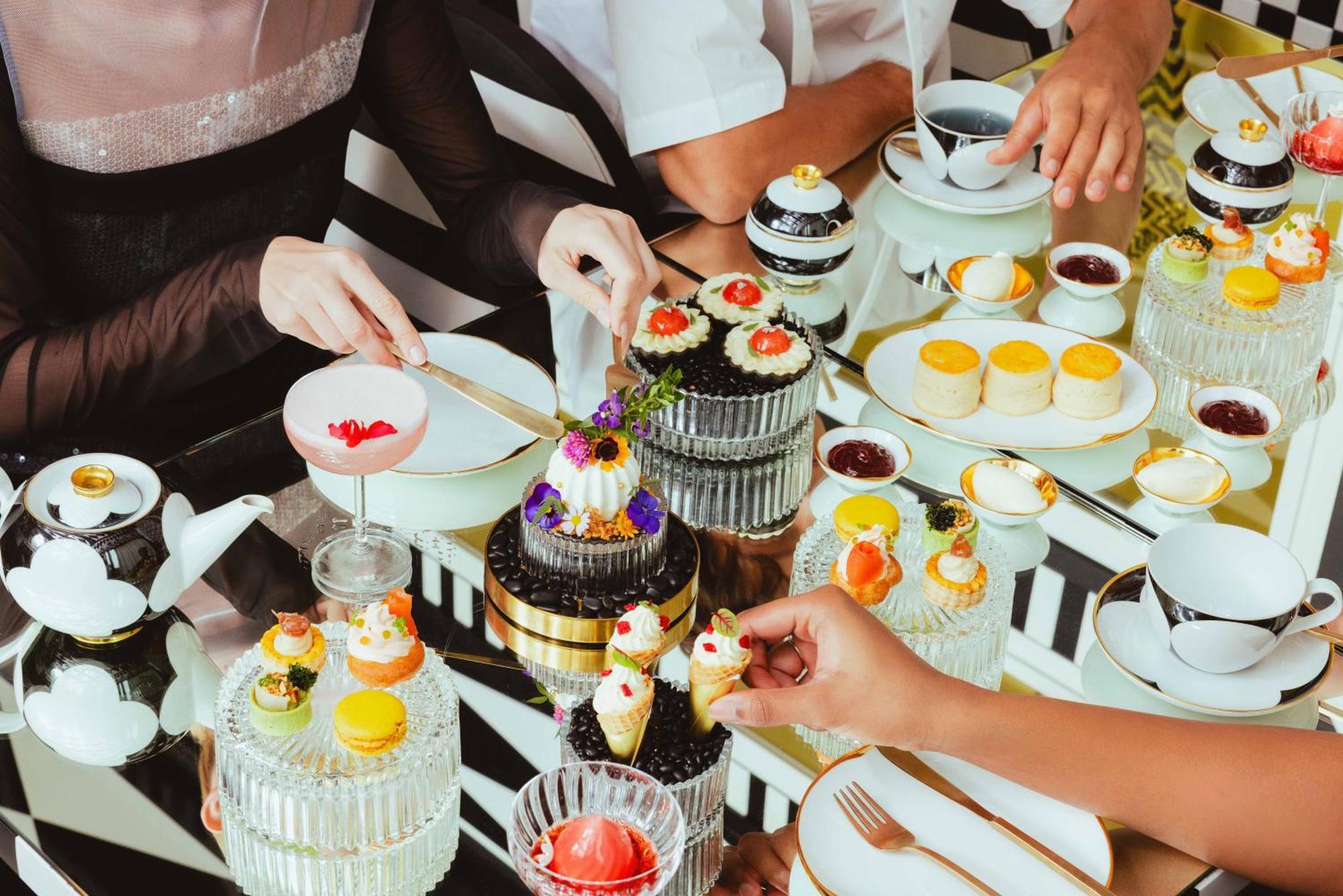 The Standard, Bangkok Mahanakhon מראה חיצוני תמונה A selection of desserts